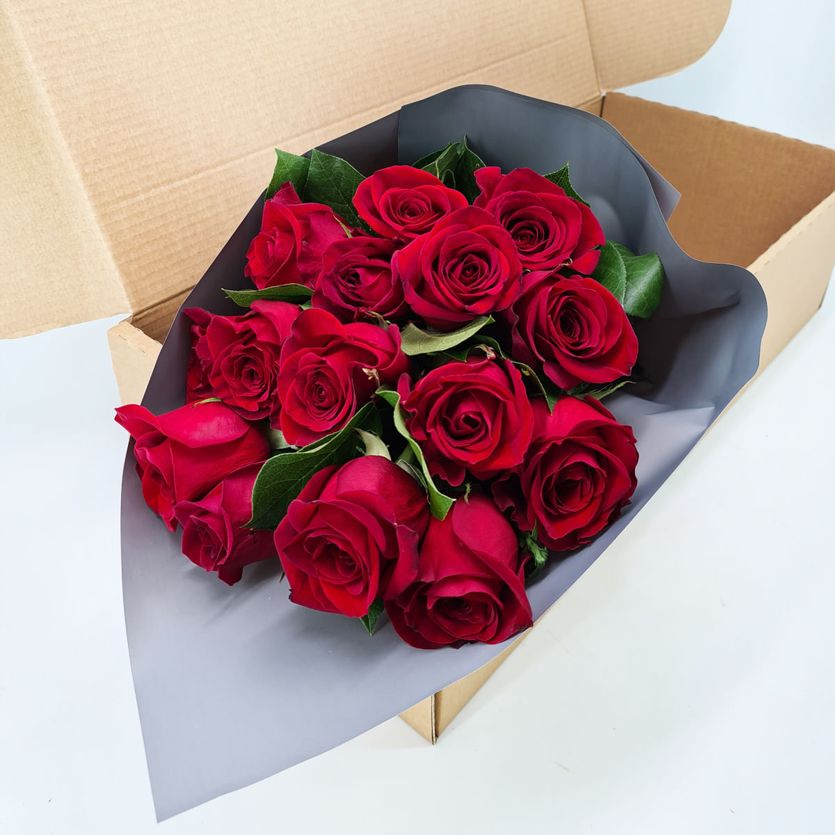 Buchet de 15 trandafiri rosii in cutie floria.ro