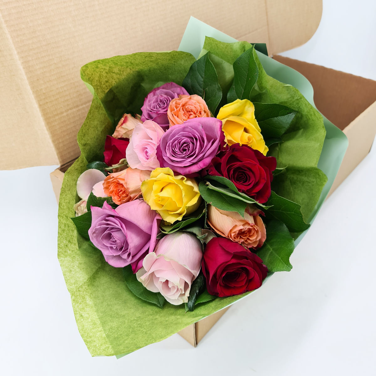 Buchet de 15 trandafiri multicolori in cutie Floria