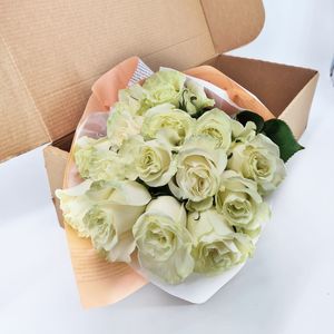 Buchet de 15 trandafiri  albi in cutie
