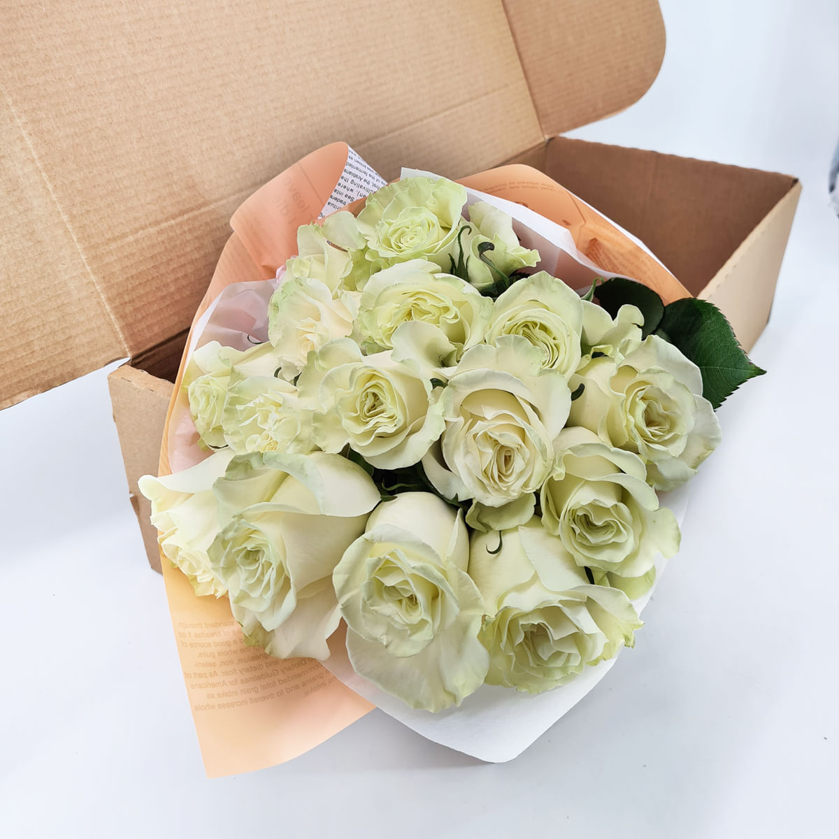 Buchet de 15 trandafiri albi in cutie floria.ro