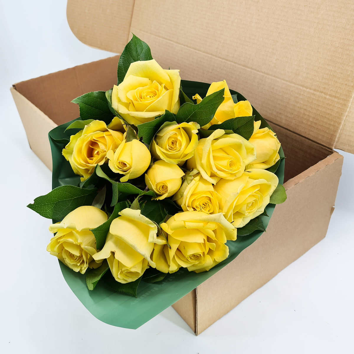 Buchet de 13 trandafiri galbeni in cutie Floria imagine 2022