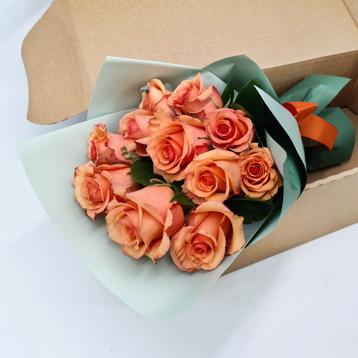 Buchet de 11 trandafiri portocalii in cutie Floria