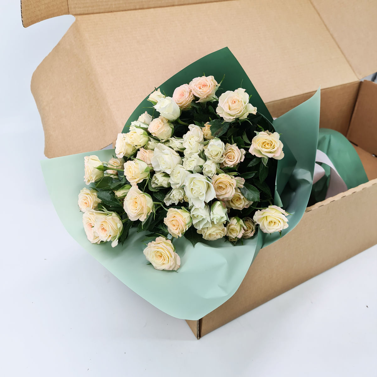 Buchet de 11 minirosa alb roz in cutie floria.ro