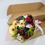 3-gerbera-crem-2-alstro-rosu-3-frrzii-roz-2-santini-2-eryngium-3-solidago_1