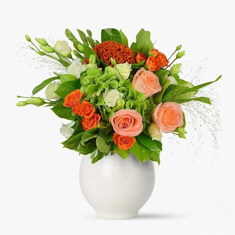 Buchet cu hortensia verde, minirosa portocalii, trandafiri peach, lisianthus pentru Maria