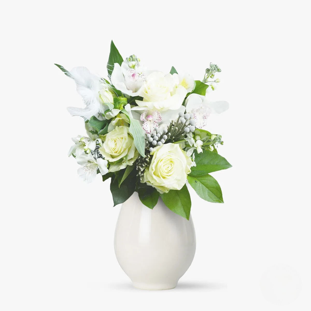 Buchet alb cu trandafiri albi, alstroemeria alba, matthiola alba cu pene