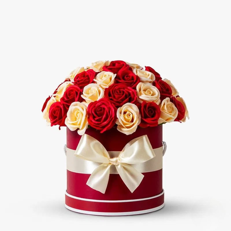 Cutie cu trandafiri rosii si albi – Standard albi