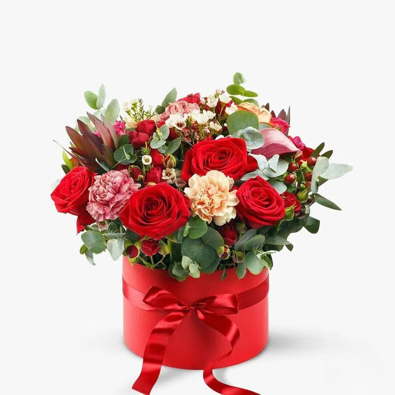 Aranjament cu 9 trandafiri rosii, minirosa rosu, cale roz, 3 wax, garoafe roz, leucadendron in cutie Dragoste