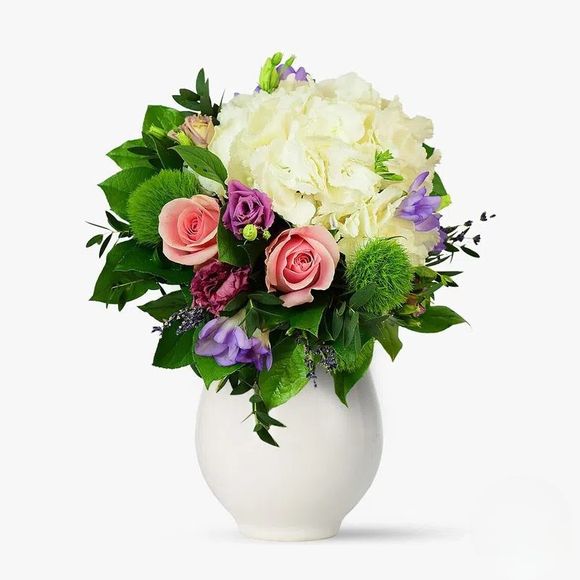 Buchet cu hortensie si trandafiri