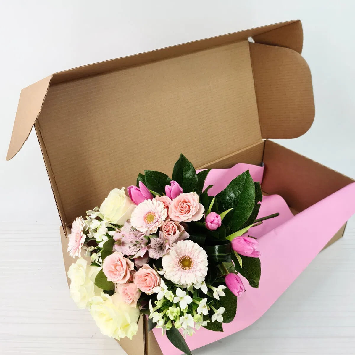 Buchet Alb-Roz in cutie cu 3 trandafiri albi, 2 minirosa roz, 3 gerbera roz pal, 2 bouvardia albe