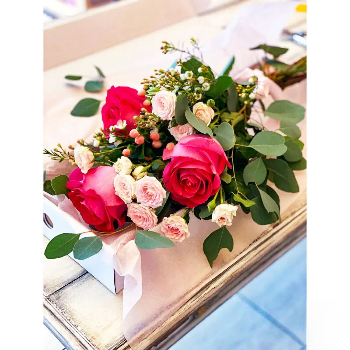 Buchet in cutie „Nuante de roz” – Standard