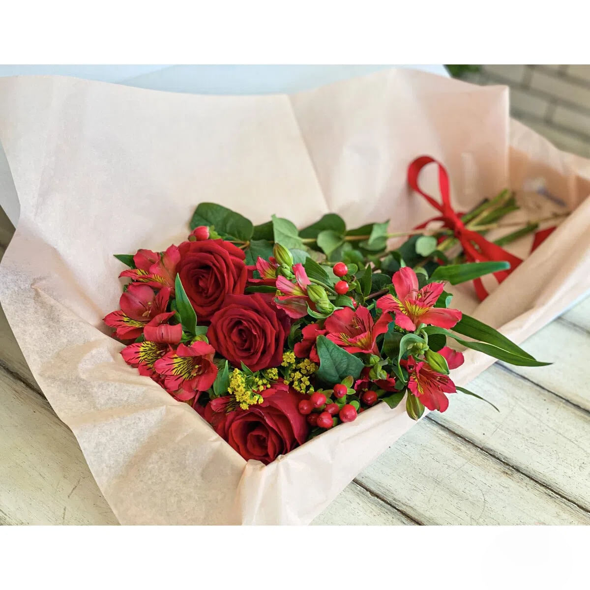 Buchet "Rosu" in cutie cu 3 fire trandafir, 2 alstroemeria, 3 hypericum, solidago