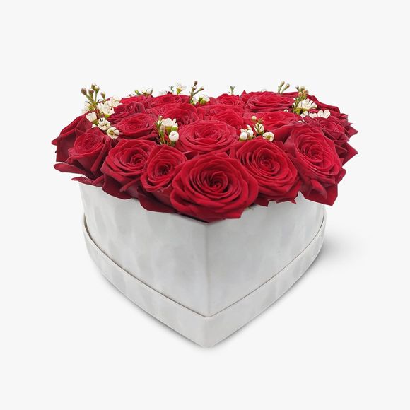 Aranjament inima cu trandafiri rosii si wax flower