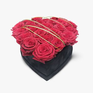 Aranjament in cutie inima cu trandafiri rosii