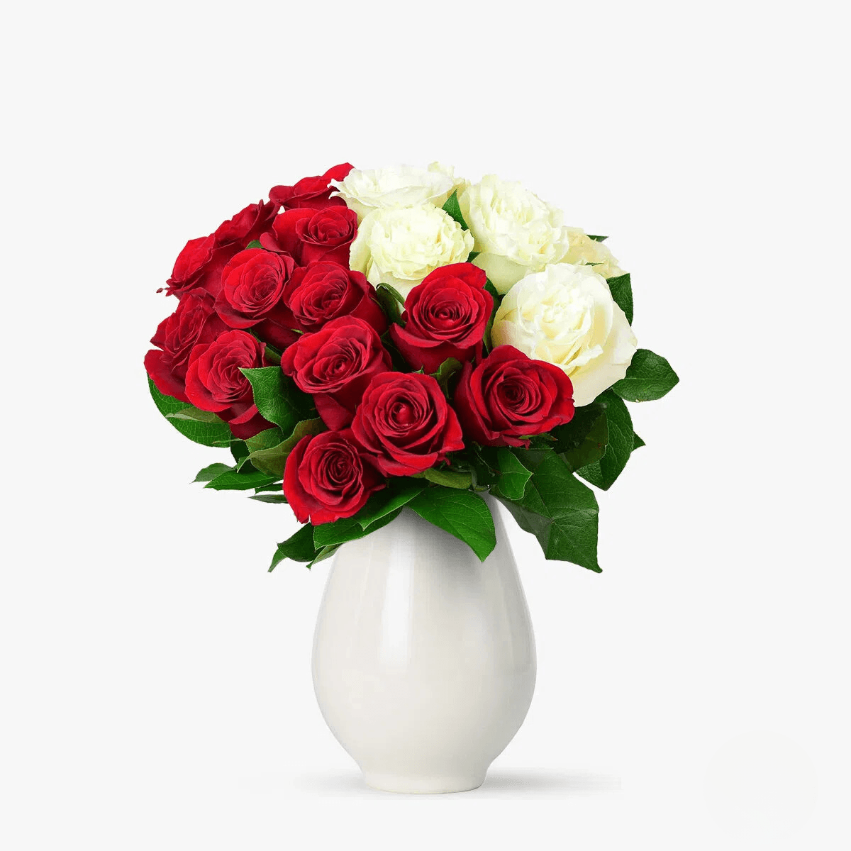 Buchet de flori cu trandafiri rosii si albi Dragoste in duet