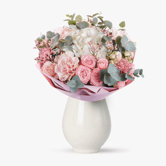 Buchet cu hortensie alba si trandafiri roz