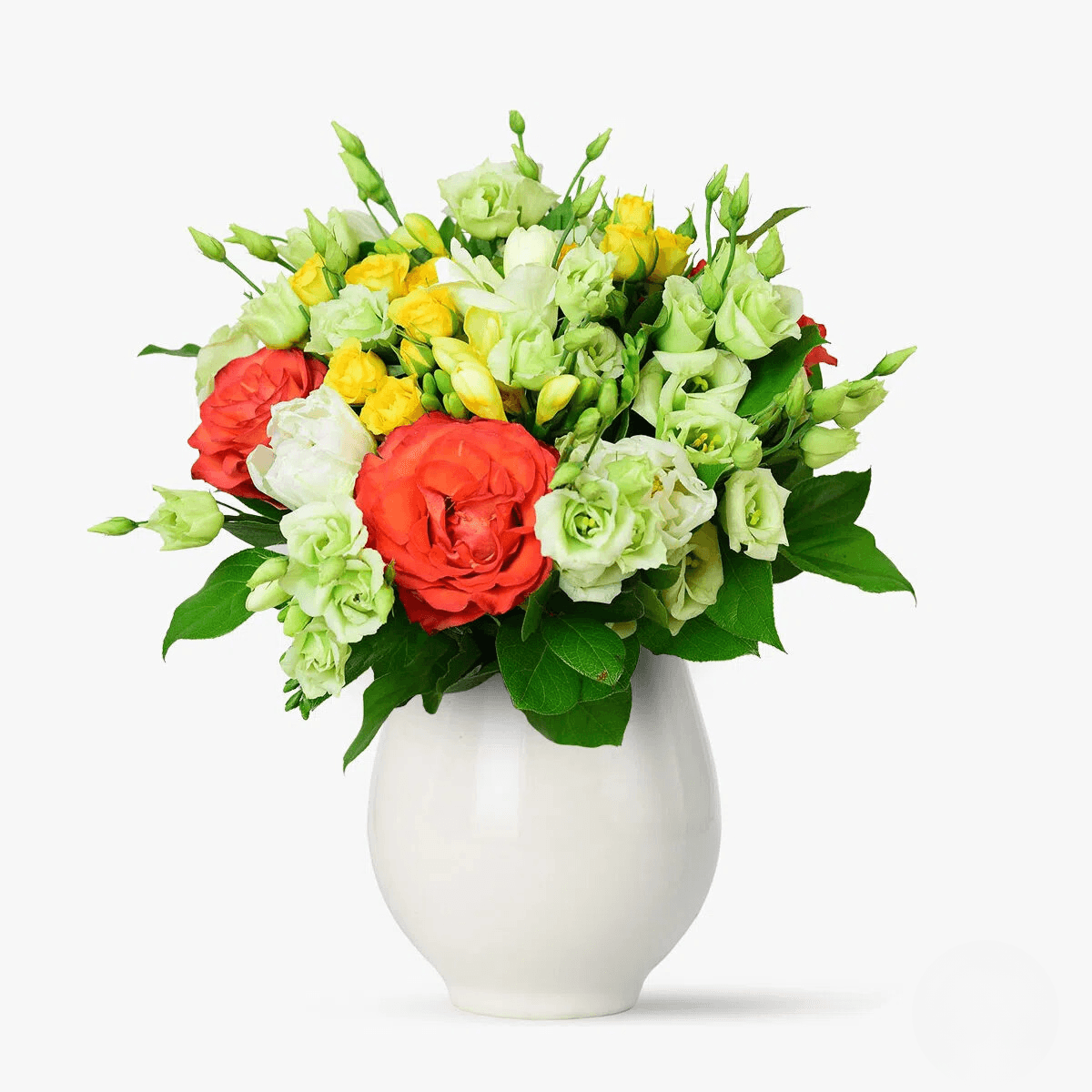 Buchet de flori cu trandafiri portocalii, minirosa galben, lisianthus alb Cantec floral