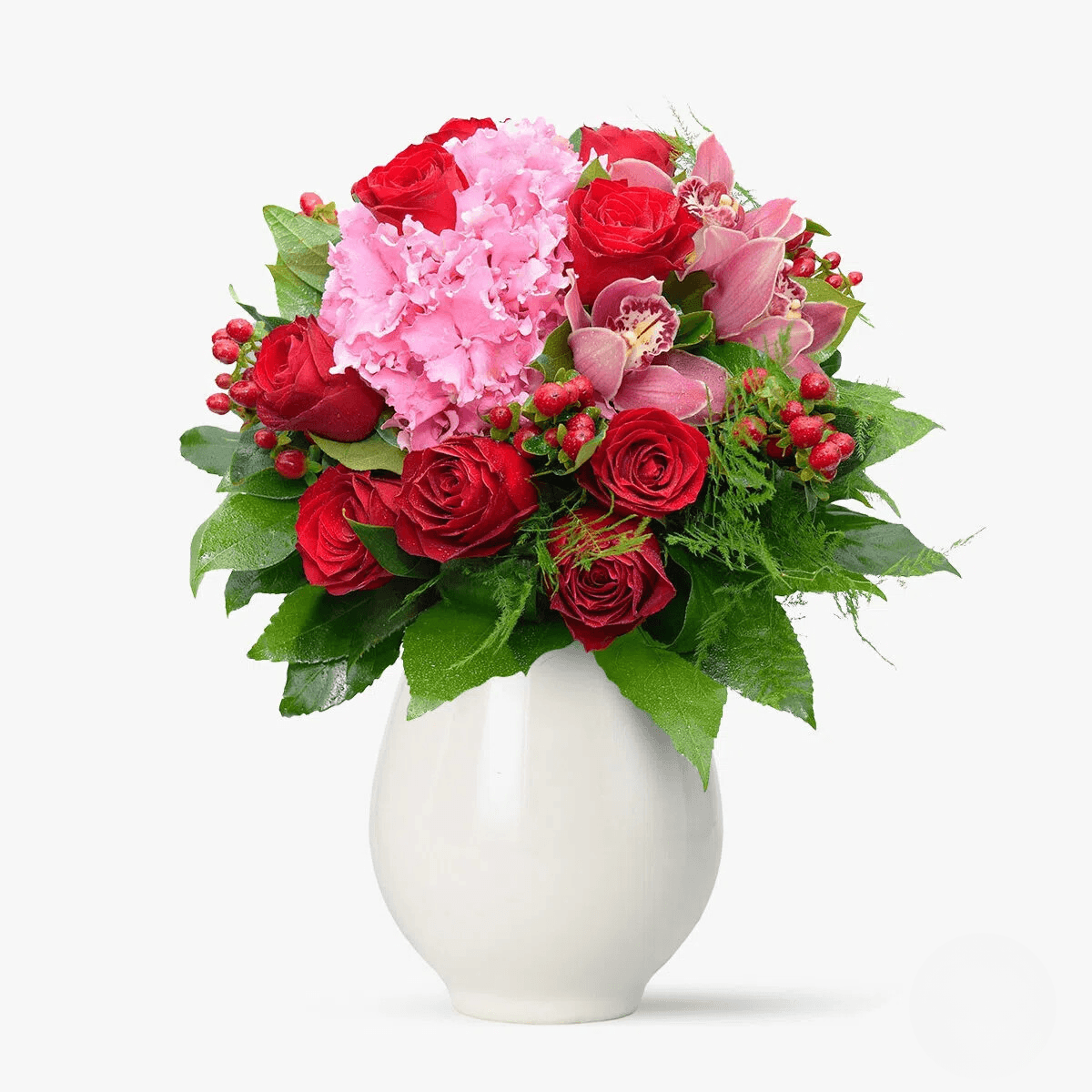 Sarut cu hortensie roz, hipericum rosu, trandafiri rosii, orhidee cymbidium