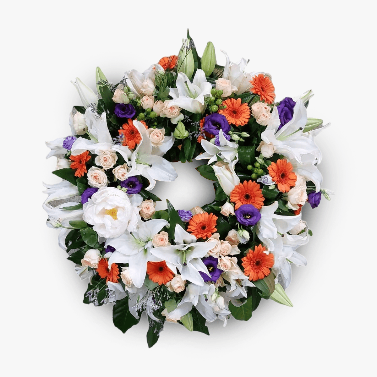 Coroana funerara cu flori colorate cu 11 minigerbera portocalii, 7 crini albi, 5 spray alb, 5 lisianthus mov