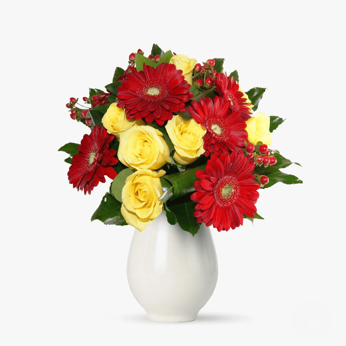 Buchet de flori cu 6 gerbera rosii, 7 trandafiri galbeni si 4 hipericum Mai multa pasiune