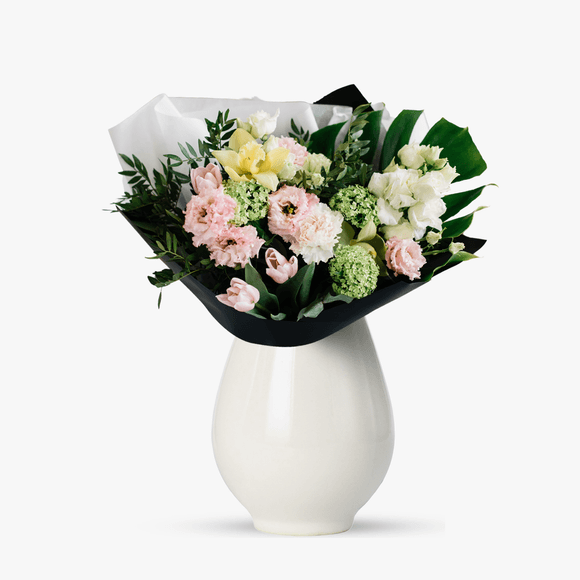 Buchet de flori cu lisianthus si viburnum