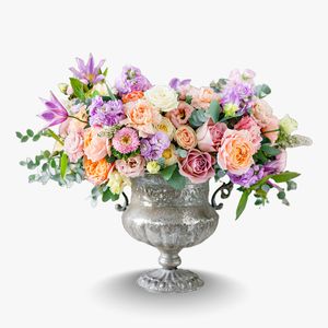 Wedding table arrangement in lisianthus cup