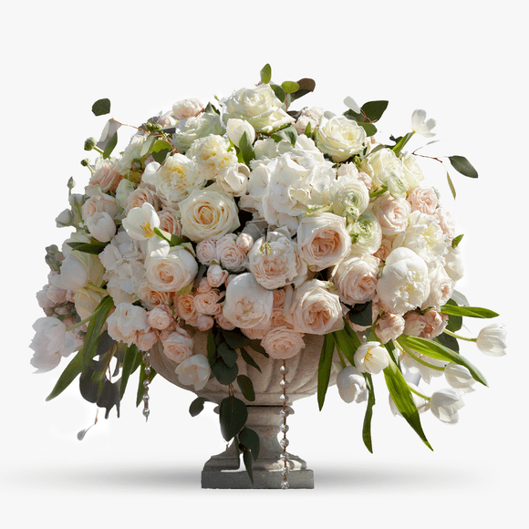 Wedding table arrangement with cream roses