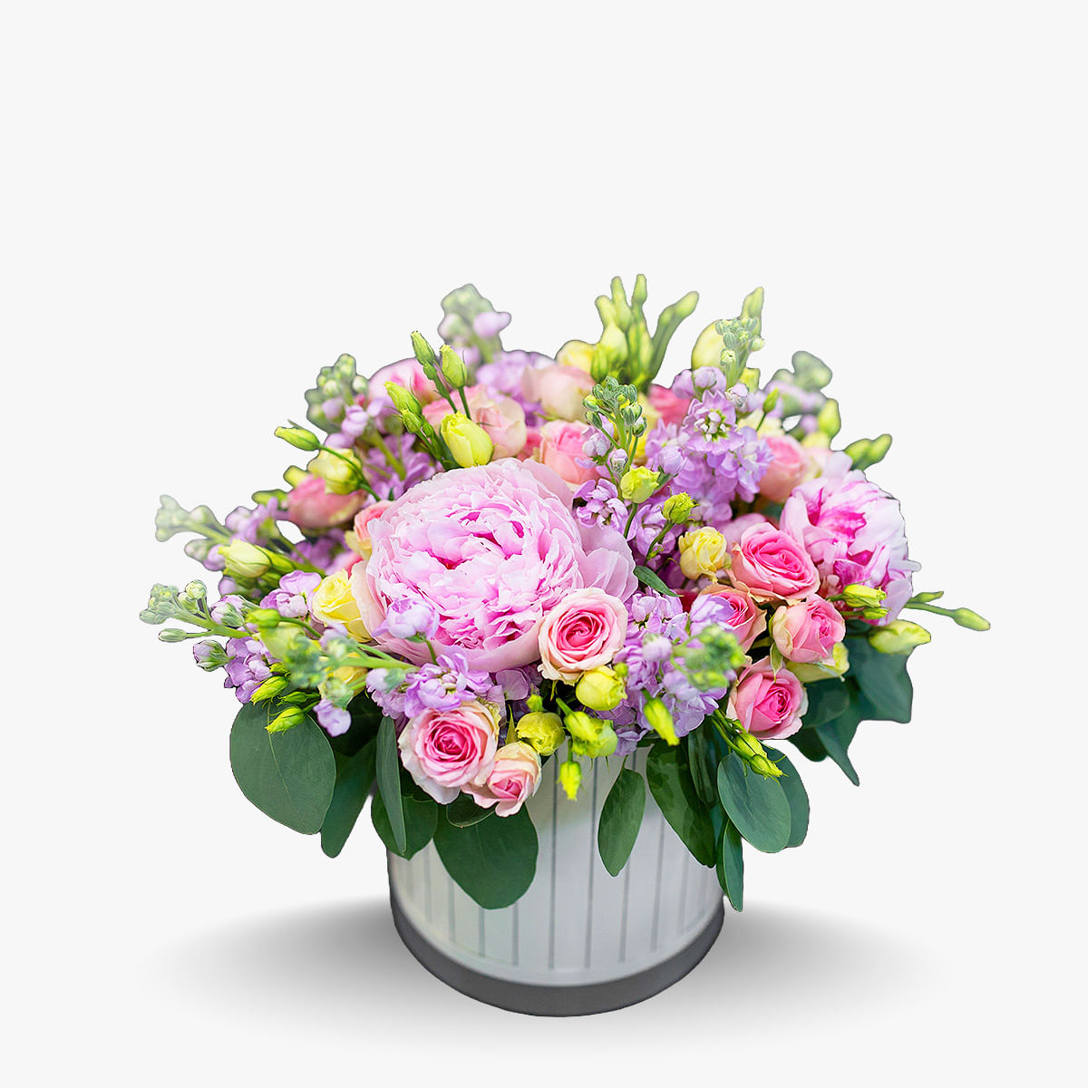 Aranjament floralcu 3 bujori, 5 mathiolla, 5 spray roses, 5 lisianthus pentru sefa