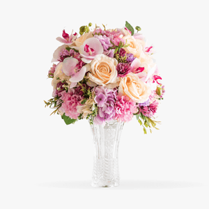 Wedding table arrangement with hydrangea and roses