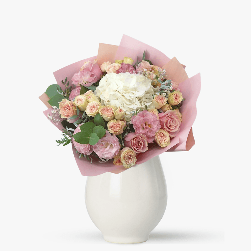 Buchet cu hortensie alba si trandafiri roz