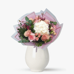 Buchet cu hortensie alba si trandafiri roz