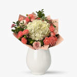 Buchet cu hortensie alba si trandafiri roz