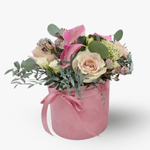 Aranjament in cutie cu trandafiri si eucalipt