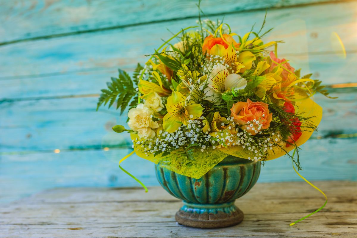 buchet de trandafiri si orhidee galbene in vas de ceramica verde; florarie online&nbsp;