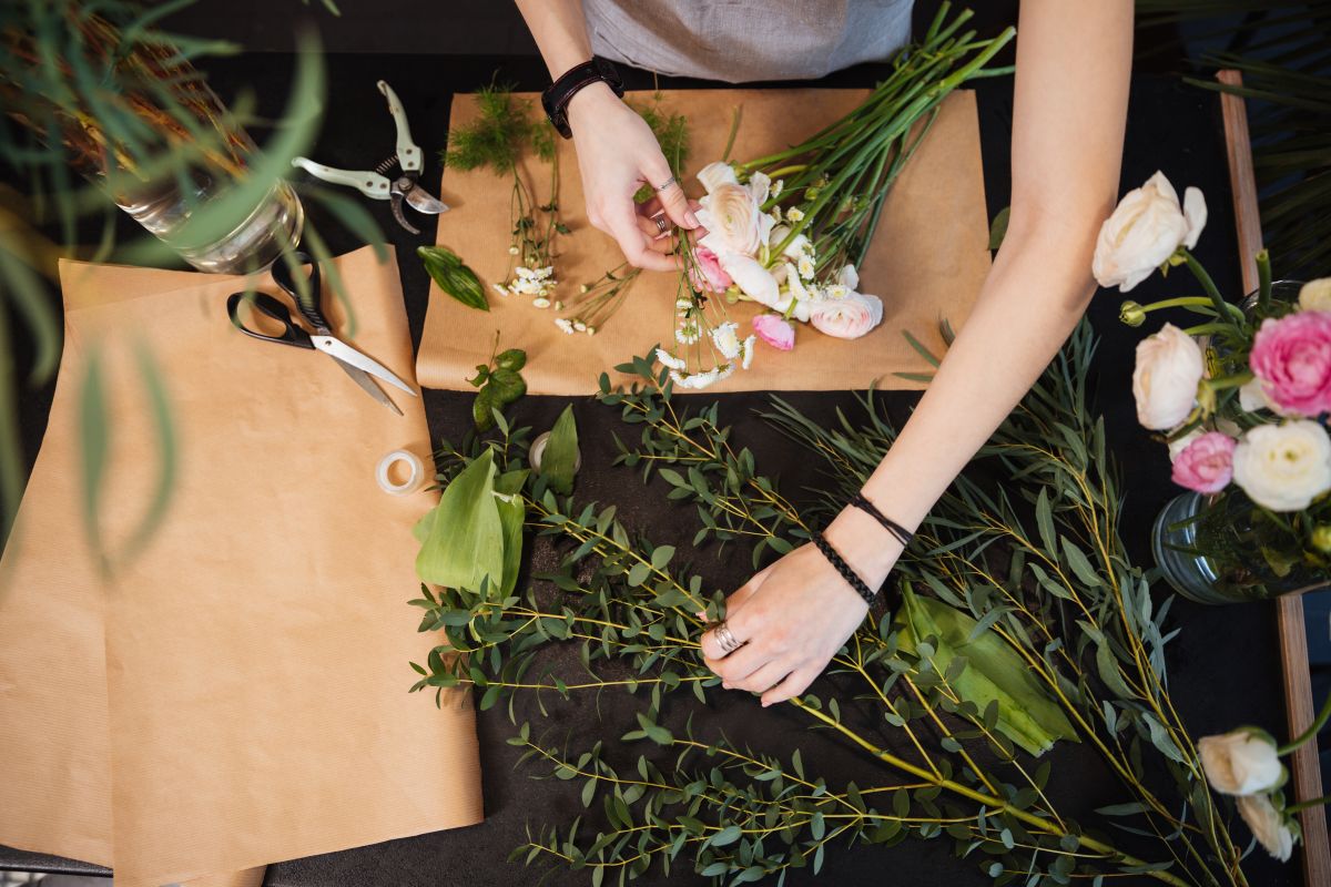 florist care creeaza un buchet de flori&nbsp;