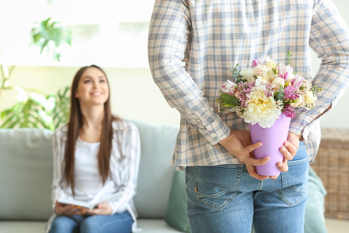 Baiat oferind un buchet de flori
